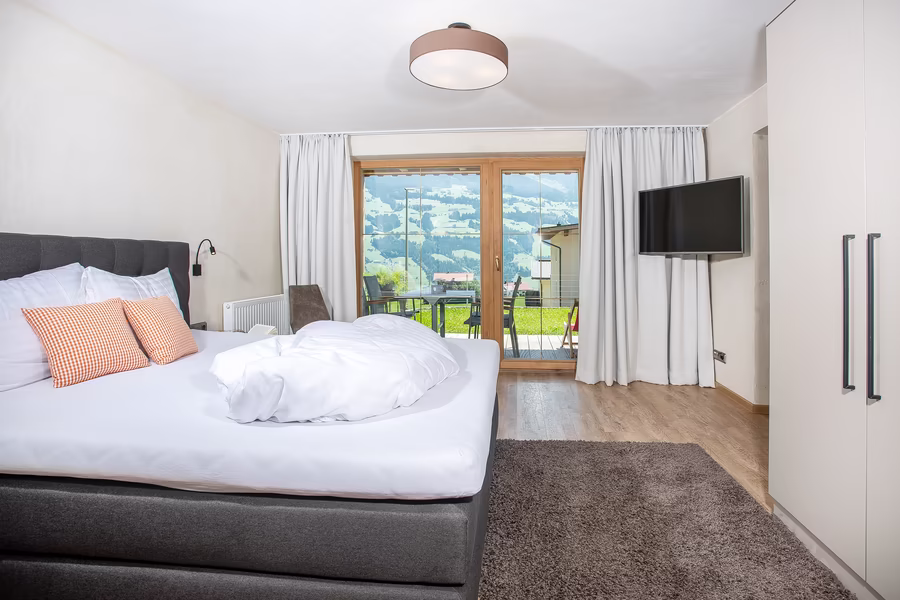 Schlafzimmer mit direktem Zugang zur Terrasse © Bildlmacher