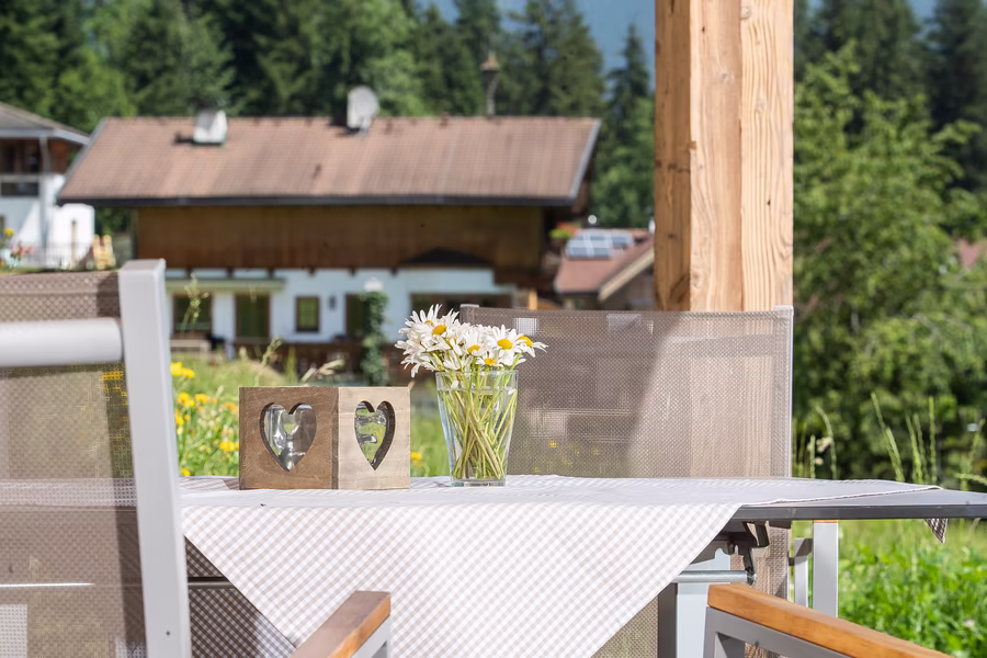 Terrasse vom Chalet im Sommer © Bildlmacher