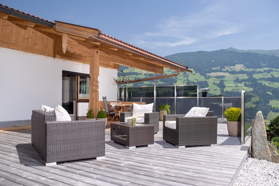 Terrasse vom Chalet im Sommer © Bildlmacher