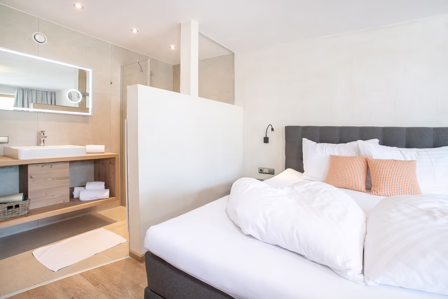 Schlafzimmer mit Dusche und separatem WC © Bildlmacher