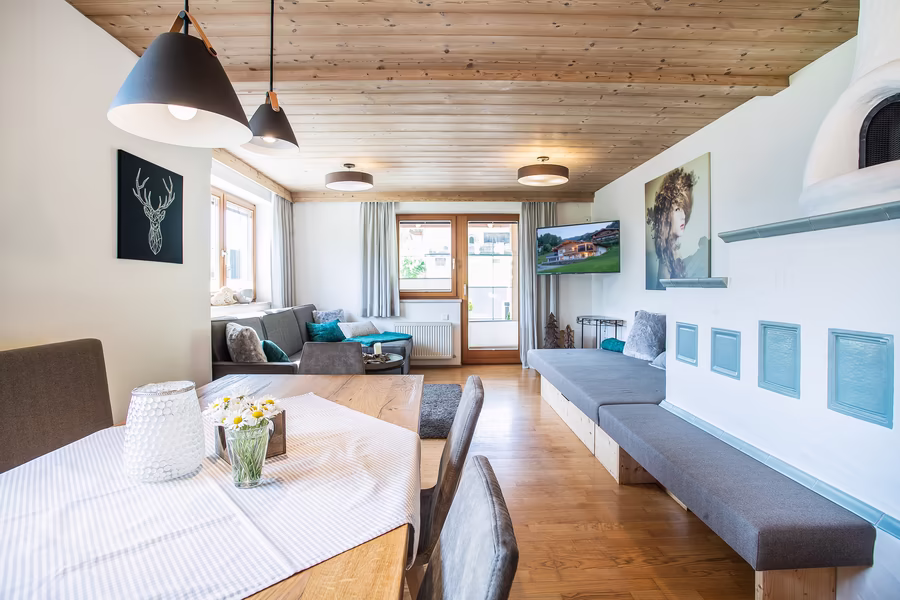 Wohnbereich im Obergeschoss mit Kamin © Bildlmacher