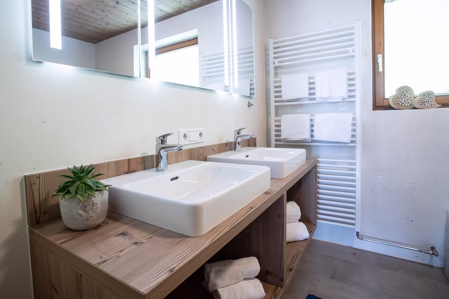 Badezimmer mit Badewanne im Chalet © Bildlmacher