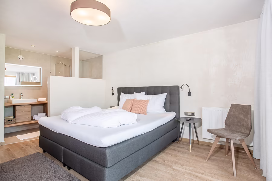 Schlafzimmer mit Dusche und separatem WC © Bildlmacher