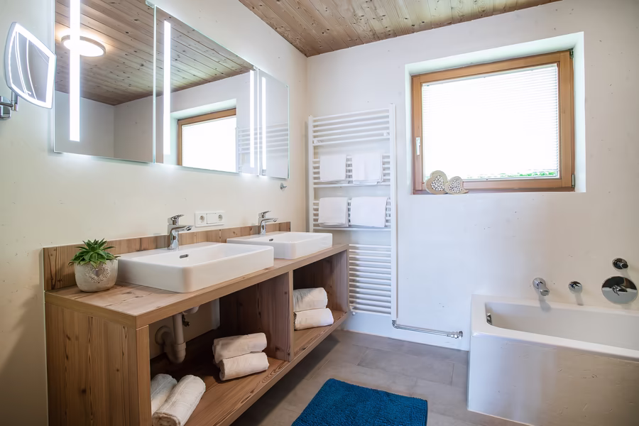 Badezimmer mit Badewanne im Chalet © Bildlmacher