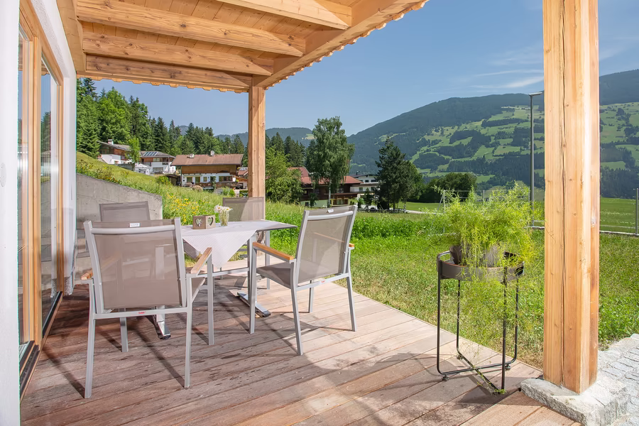 Terrasse vom Chalet im Sommer © Bildlmacher