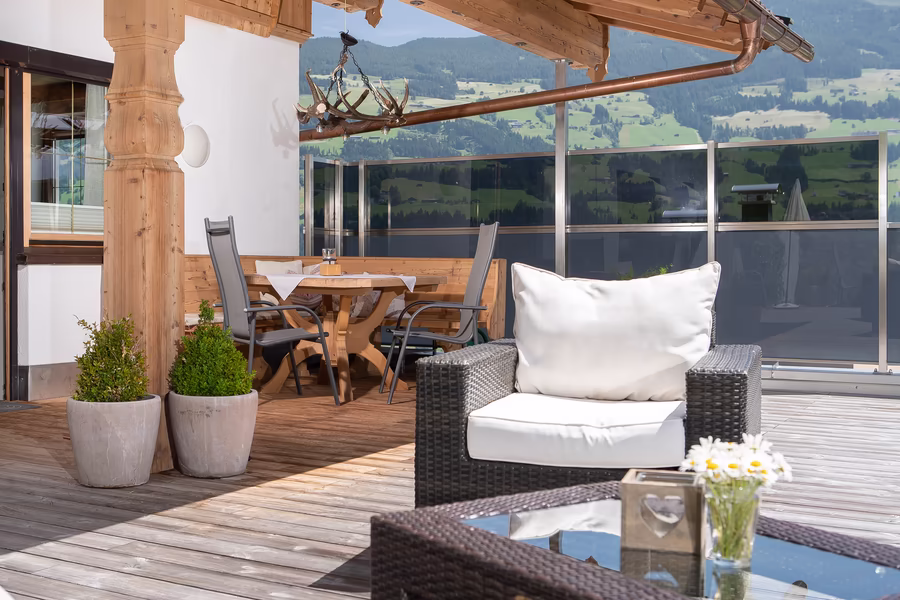 Terrasse vom Chalet im Sommer © Bildlmacher